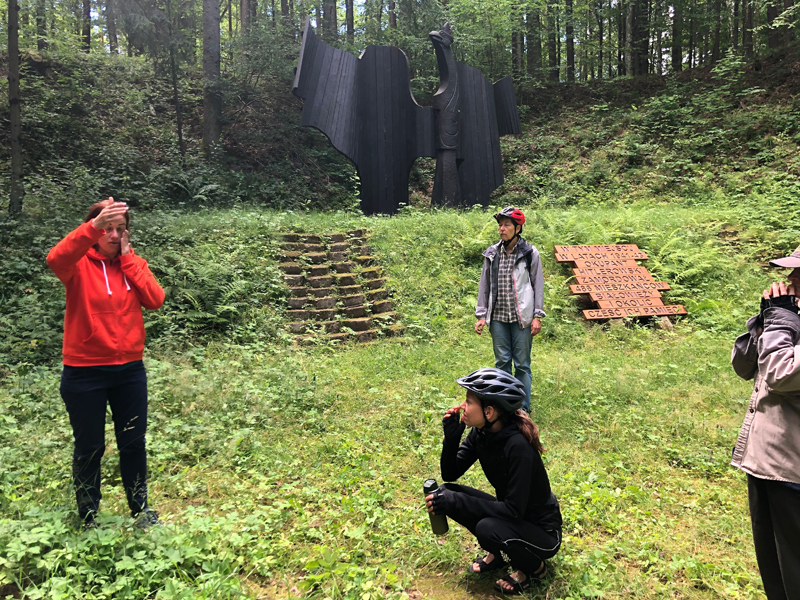 Mit Kasia Winiarska- der Initiatorin des virtuellen Museums zur Geschichte der Juden in Bialowieza unterwegs am Denkmal