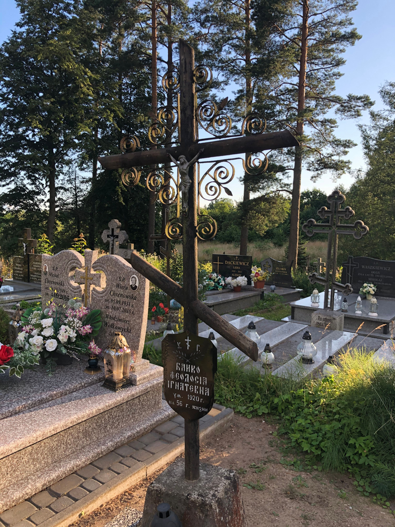Orthodoxes Grab auf dem Friedhof in Bialowieza
