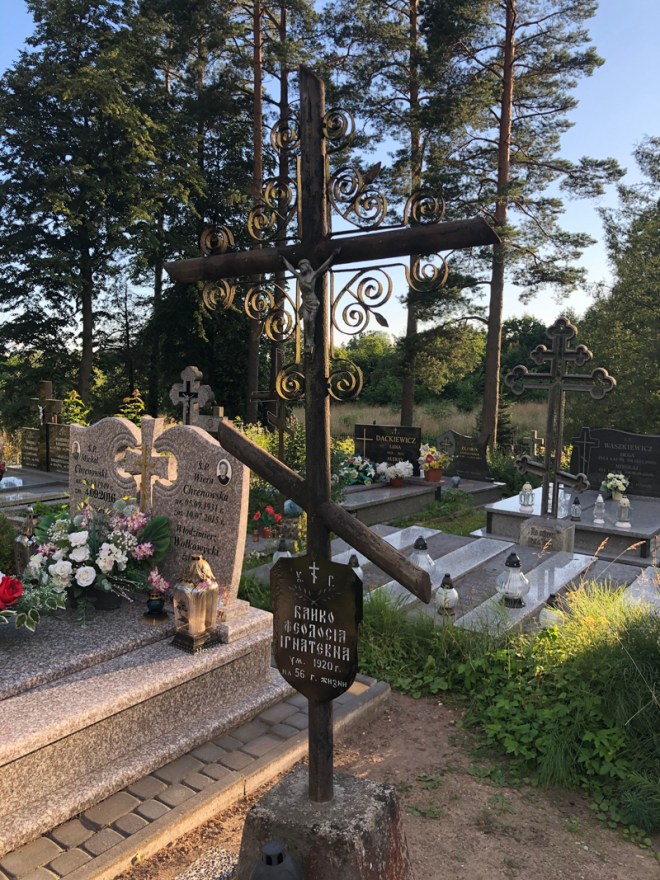 Orthodoxes Grab auf dem Friedhof in Bialowieza
