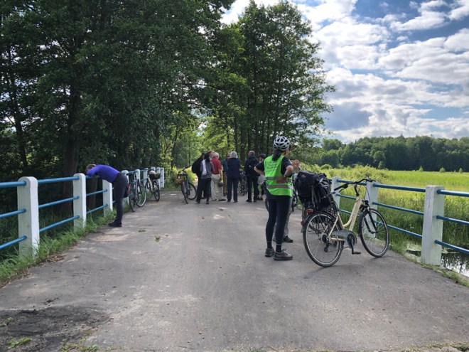 Rast auf der Brücke über den Narewka